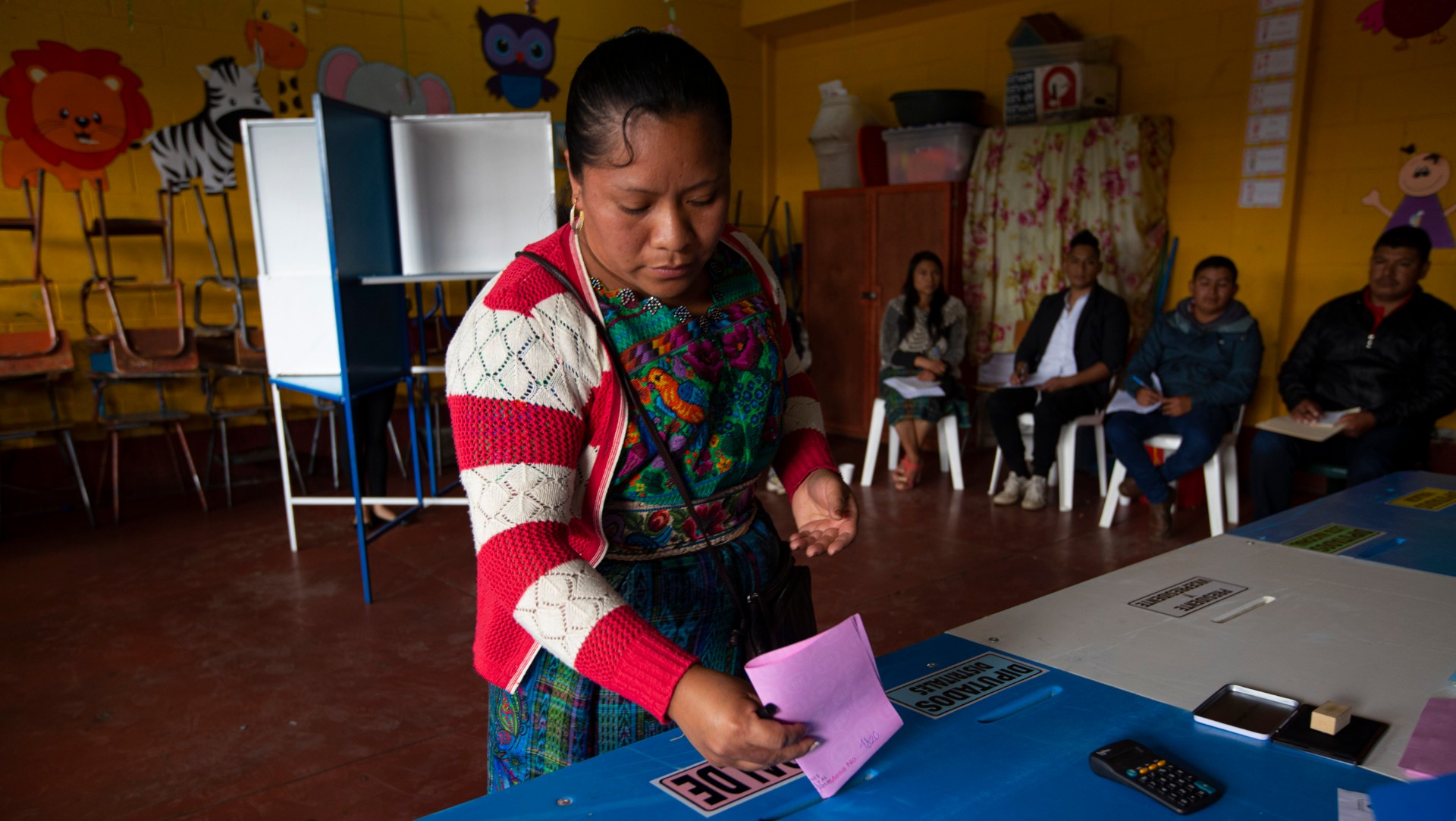 Foto: Mujer guatemalteca deposita su voto, 16 de junio de 2019, Guatemala