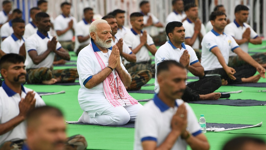 Narendra Modi encabeza el Día Internacional del Yoga en India