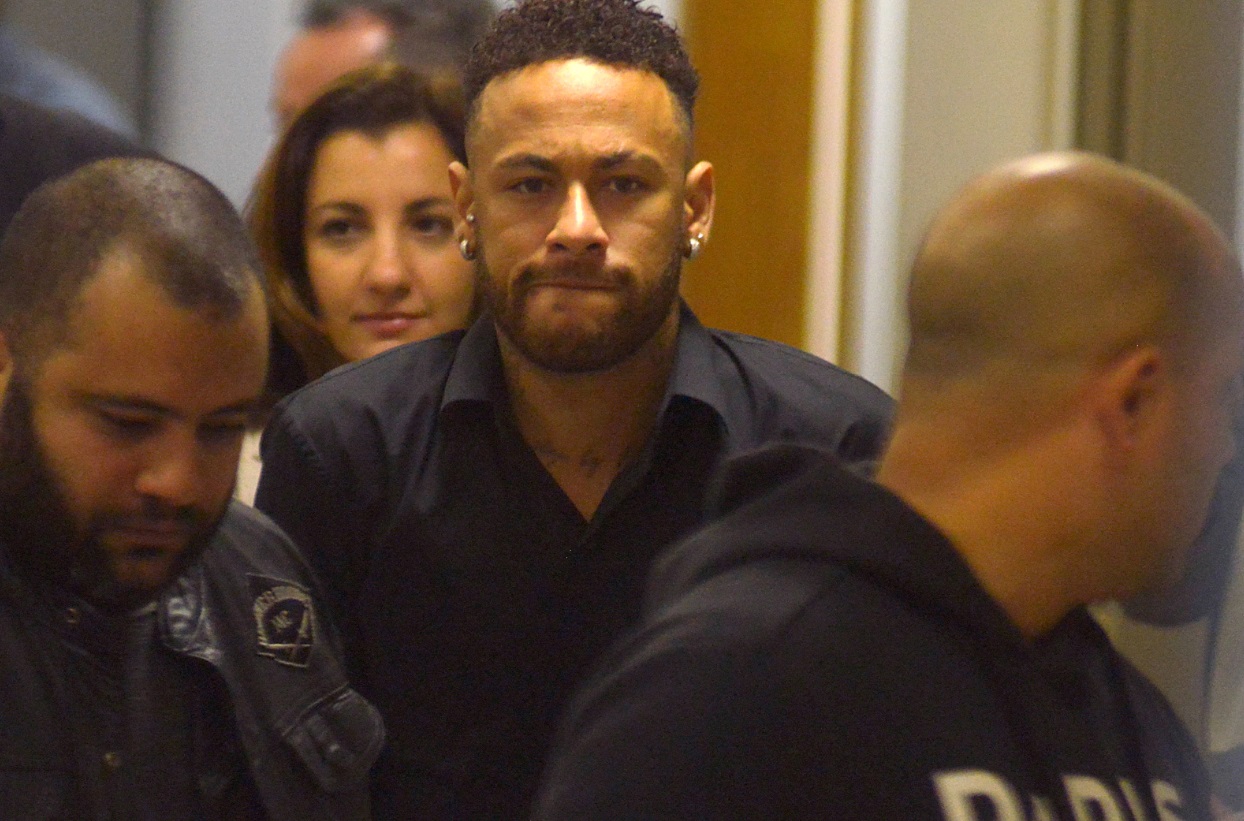 Foto: El futbolista brasileño Neymar abandona la estación de policía luego de testificar en Río de Janeiro, junio 8 de 2019 (Reuters)