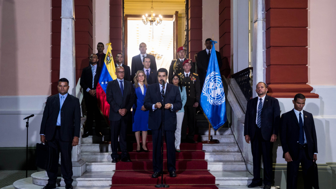 Foto: El gopresidente venezolano, Nicolás Maduro (c), habla tras su reunión con la alta comisionada de Naciones Unidas para los derechos humanos, Michelle Bachelet, 22 junio 2019
