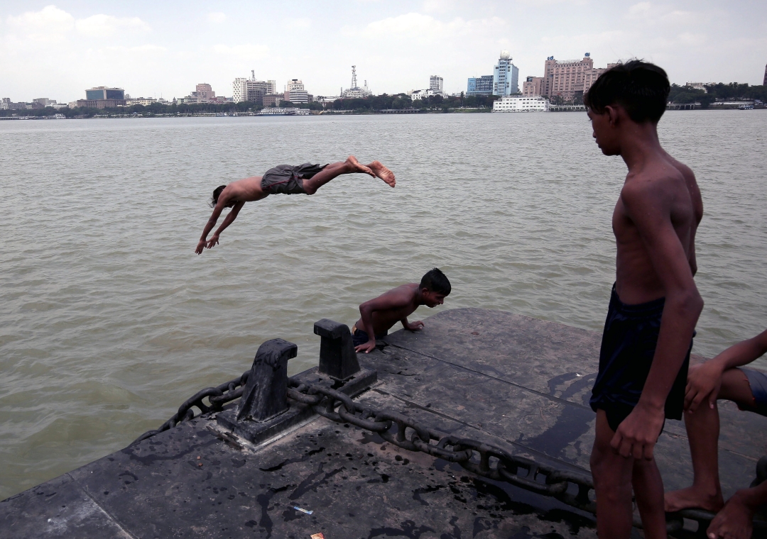 Foto: Niños juegan en el río Ganges, en la India, 11 de junio de 2019, India
