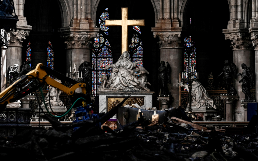 FOTO Notre Dame de París prepara primera misa tras incendio (AP archivo)