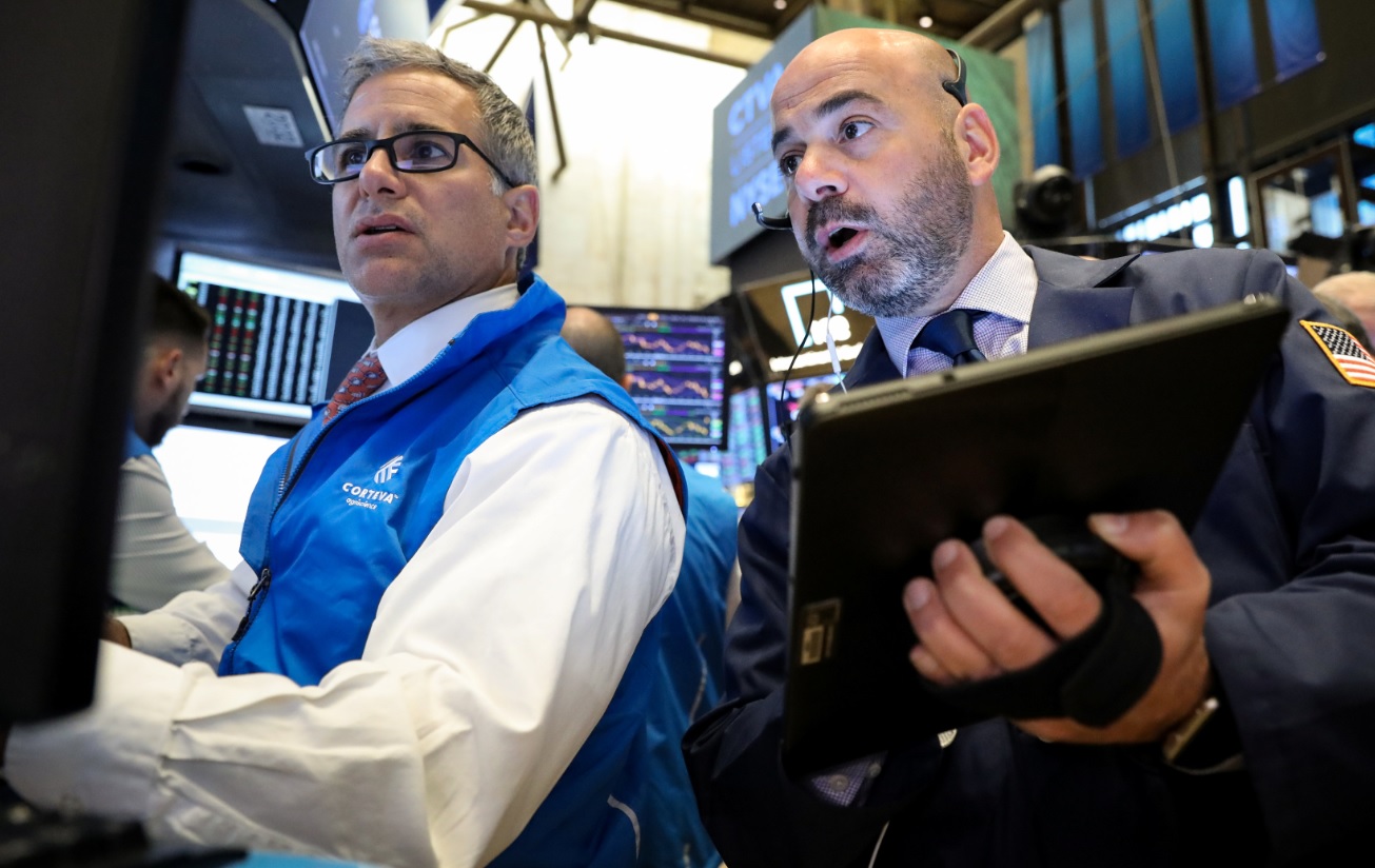 Foto: Los comerciantes trabajan en el piso de la Bolsa de Nueva York (NYSE) en Nueva York, Estados Unidos, 3 de junio de 2019 (Reuters)
