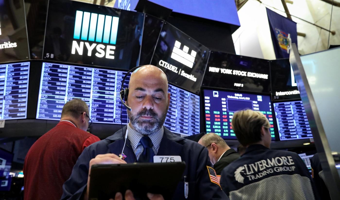 Foto: Los comerciantes trabajan en el piso de la Bolsa de Nueva York (NYSE) en Nueva York, 5 de junio de 2019 (Reuters)
