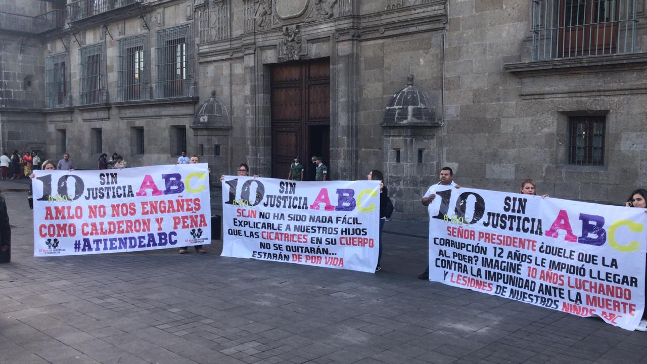 Padres de víctimas de la Guardería ABC protestan frente a Palacio Nacional