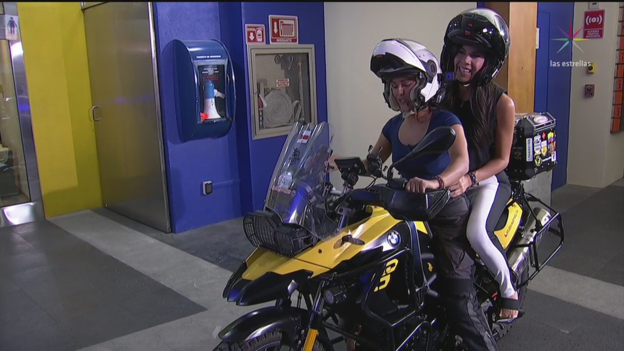 Paola Rojas se sube a la moto con Ayleen Martínez