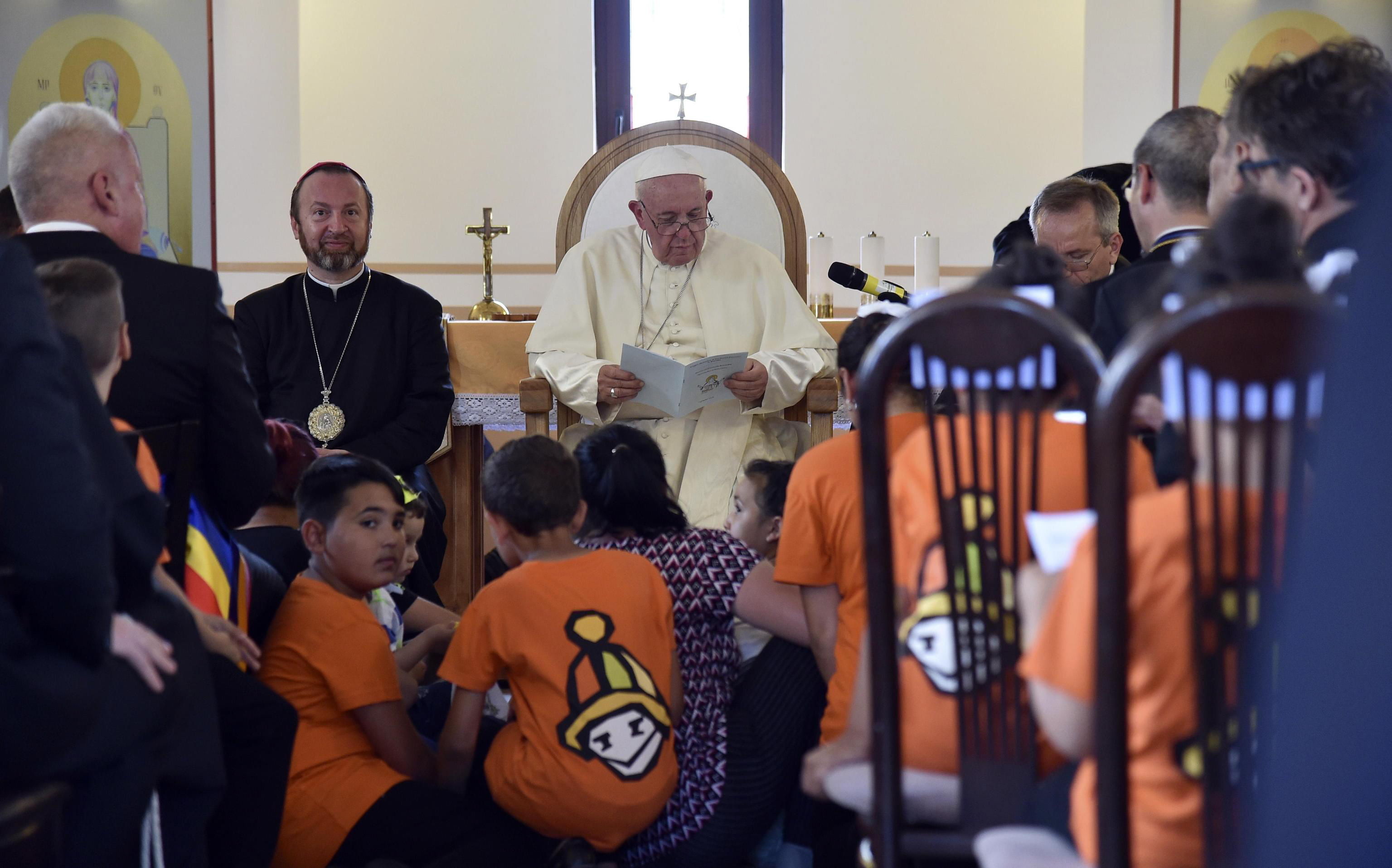 Foto: En Rumanía, el papa Francisco estuvo rodeado de niños gitanos que le escuchaban sentados en el suelo, 2 junio 2019