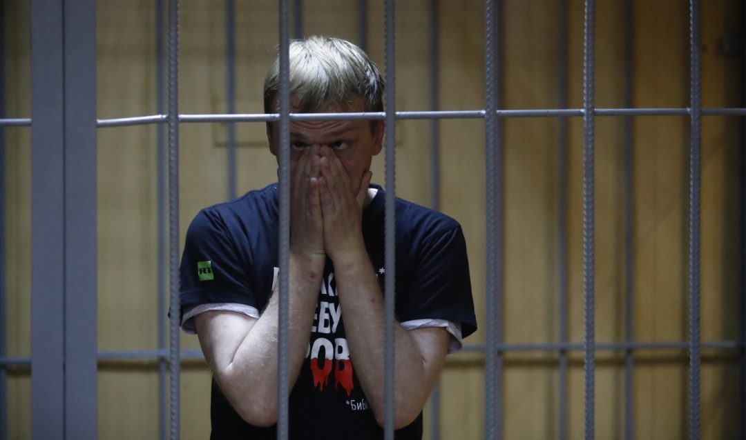 Foto: Dictan arresto domiciliario para el periodista de investigación ruso Ivan Golunov detenido en Moscú, junio 9 de 2019 (EFE)