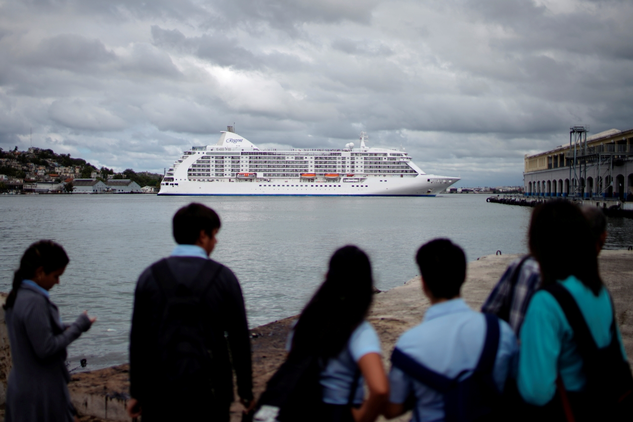 Foto: Personas observan un crucero en La Habana, Cuba, 20 de marzo de 2019, La Habana