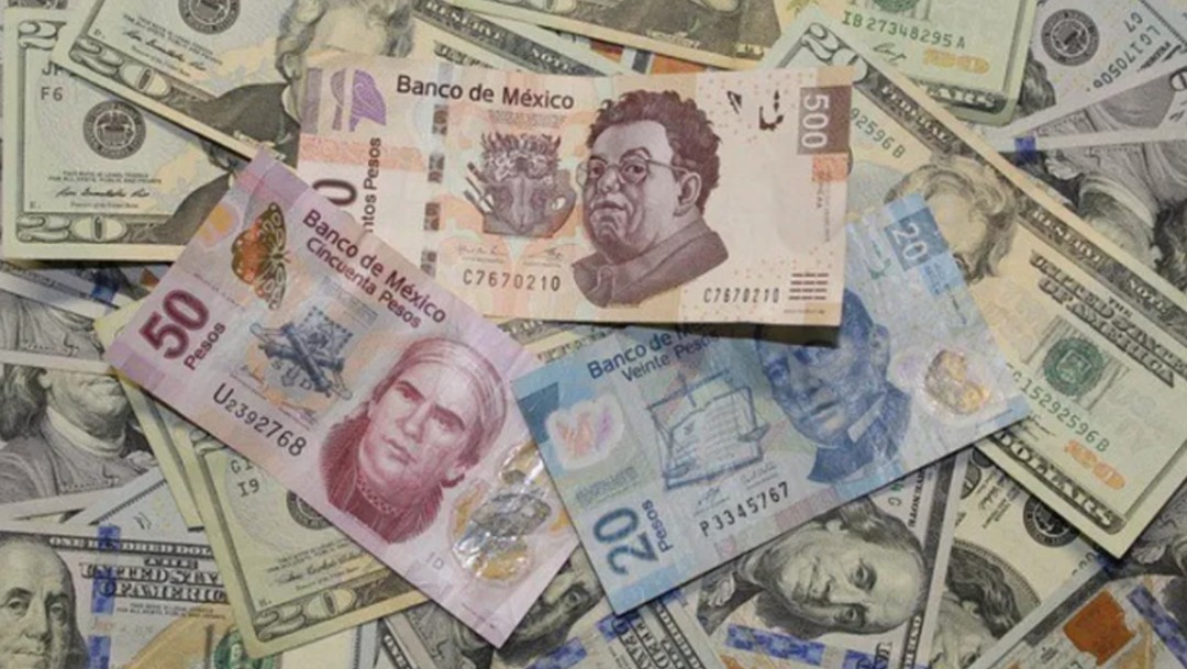 Foto: Pesos mexicanos y dólares de Estados Unidos