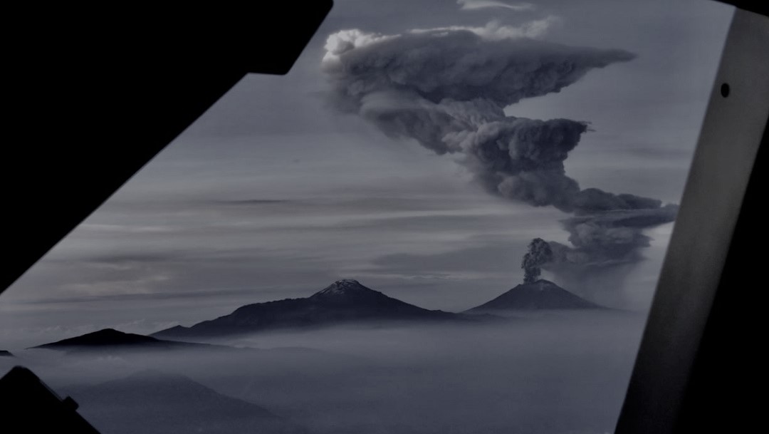 Popocatépetl: Material incandescente desciende por las laderas del volcán tras explosión