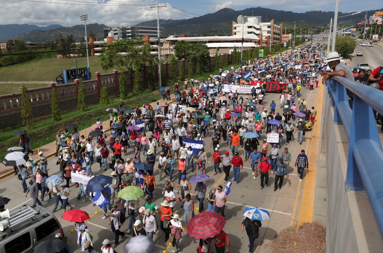Foto: Vista general de una protesta en Tegucigalpa, Honduras, promovido por médicos y maestros, junio 1 de 2019 (EFE)