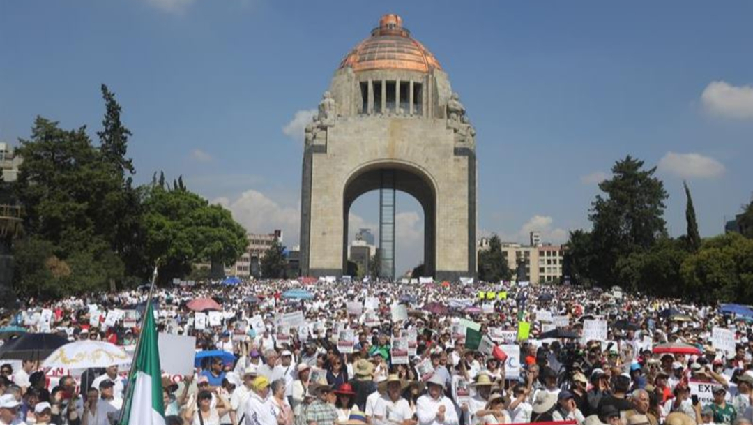 Foto: Miles de personas participan en la Ciudad de México en una protesta contra AMLO, el 30 de junio de 2019 (EFE)