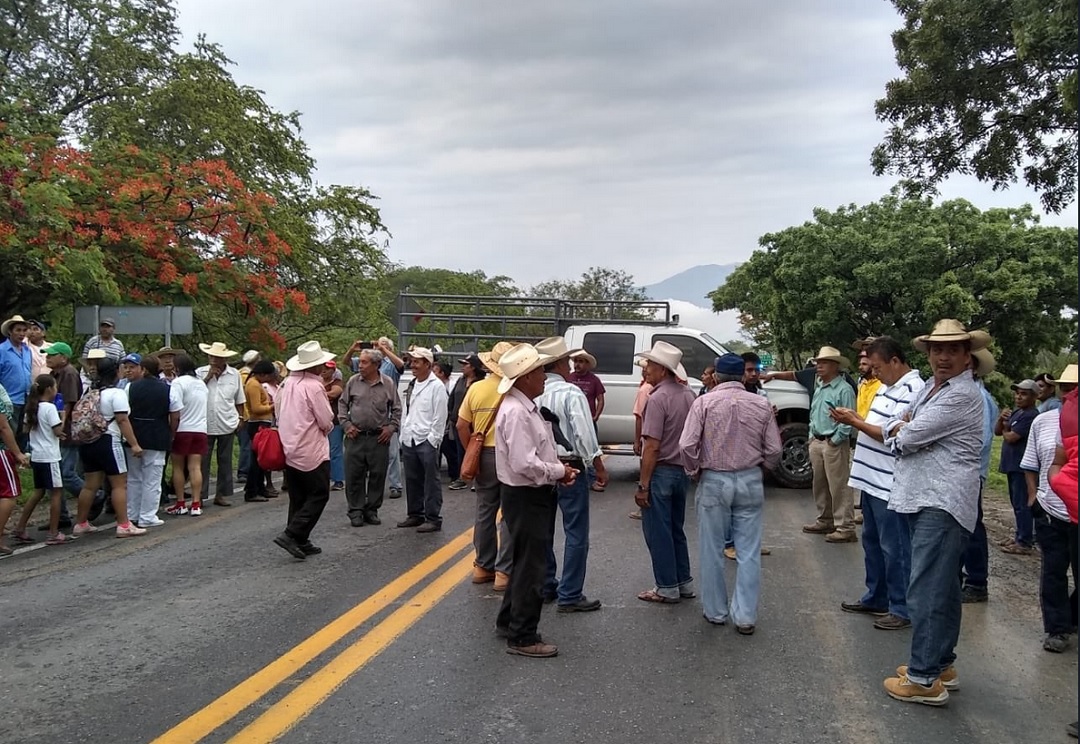 Campesinos bloquean carretera Iguala-Chilpancingo por fertilizantes