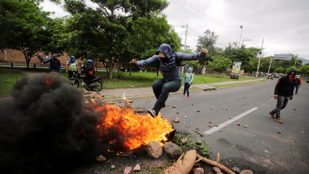 Foto: Un manifestante salta sobre una barricada durante una protesta contra el presidente Juan Orlando Hernández, en Tegucigalpa, 22 de junio de 2019 (Reuters)