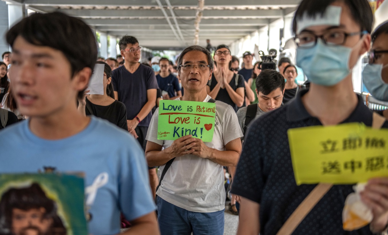 Foto: Manifestantes cerca del Consejo Legislativo en Hong Kong, junio 15 de 2019 (Getty Images)
