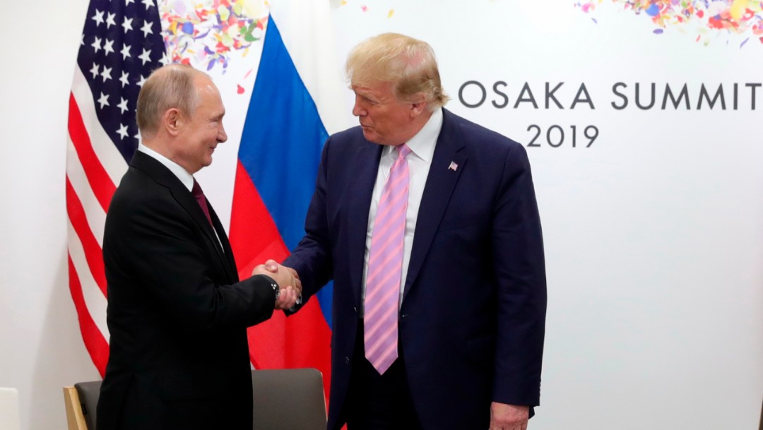 Foto: El presidente ruso VladImir Putin (I) durante la reunión con su homólogo estadounidense, Donald Trump (D) en la Cumbre G20, 28 junio 2019