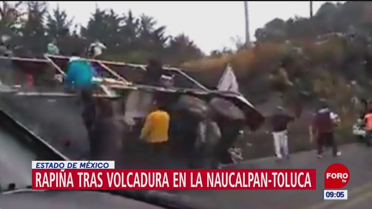 Rapiña tras volcadura de tráiler en la Naucalpan-Toluca