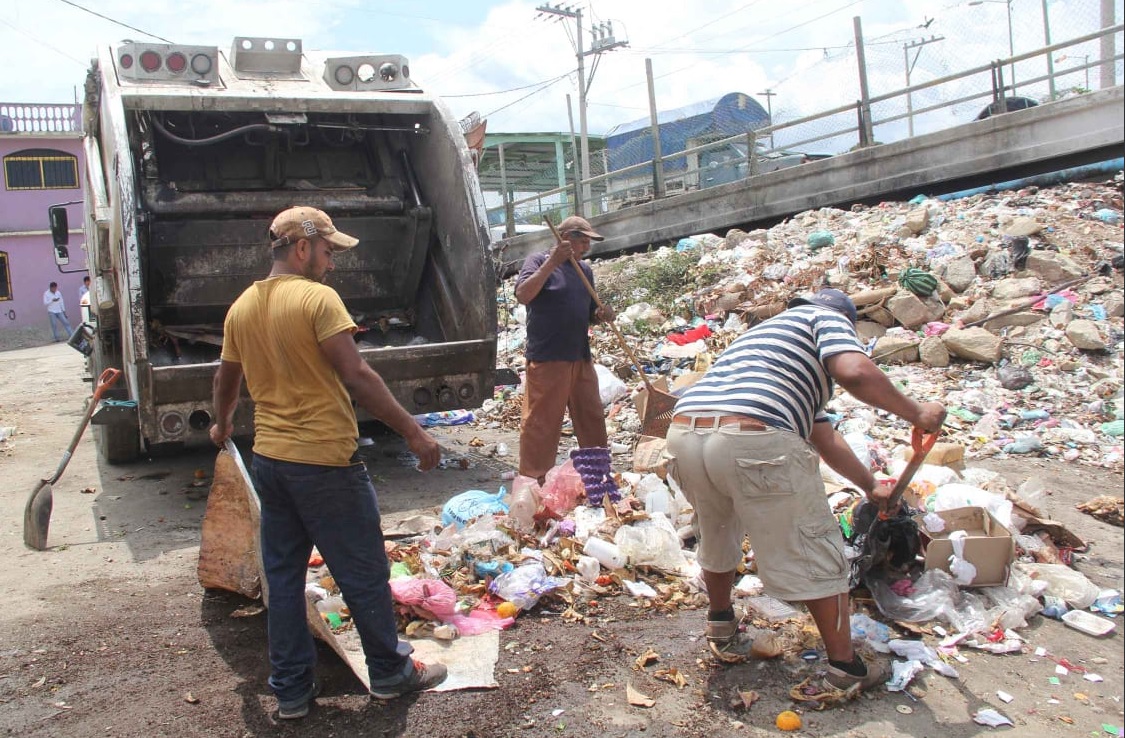 Foto: recolección de basura en el puerto de Acapulco, 19 de junio 2019. Twitter @AcapulcoGob