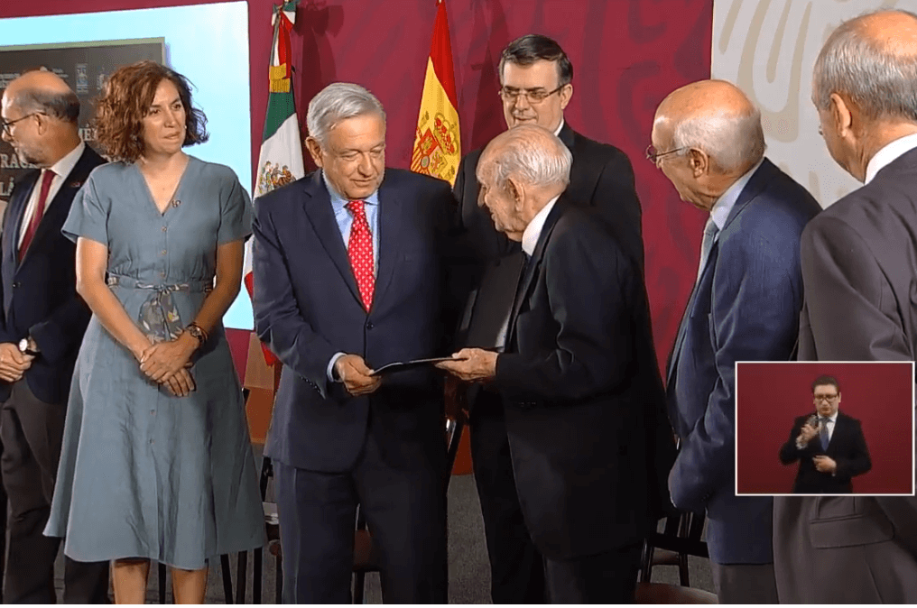 Foto: AMLO entrega reconocimiento a Fernando Rodríguez Miaja, 13 de junio de 2019, Ciudad de México 