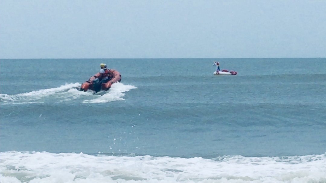 Foto Rescatan a niño que era arrastrado mar adentro en un inflable 12 junio 2019
