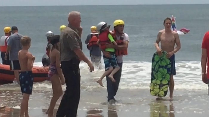 Foto Rescatan a niño que era arrastrado mar adentro en un inflable 12 junio 2019