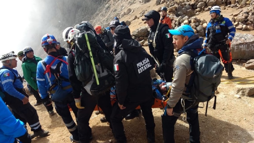 Rescatan a hombre que cayó en la zona volcánica Izta-Popo
