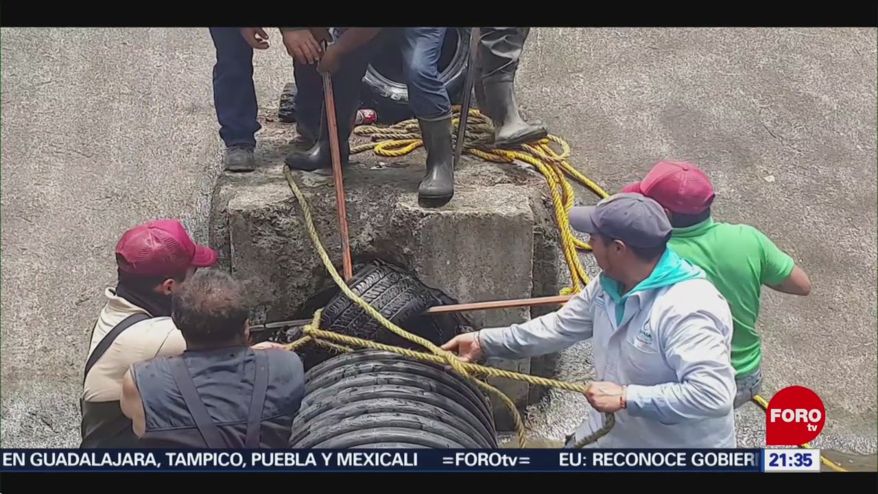 Foto: Retiran llantas de auto atoradas en sistema de alcantarillado en Atizapán
