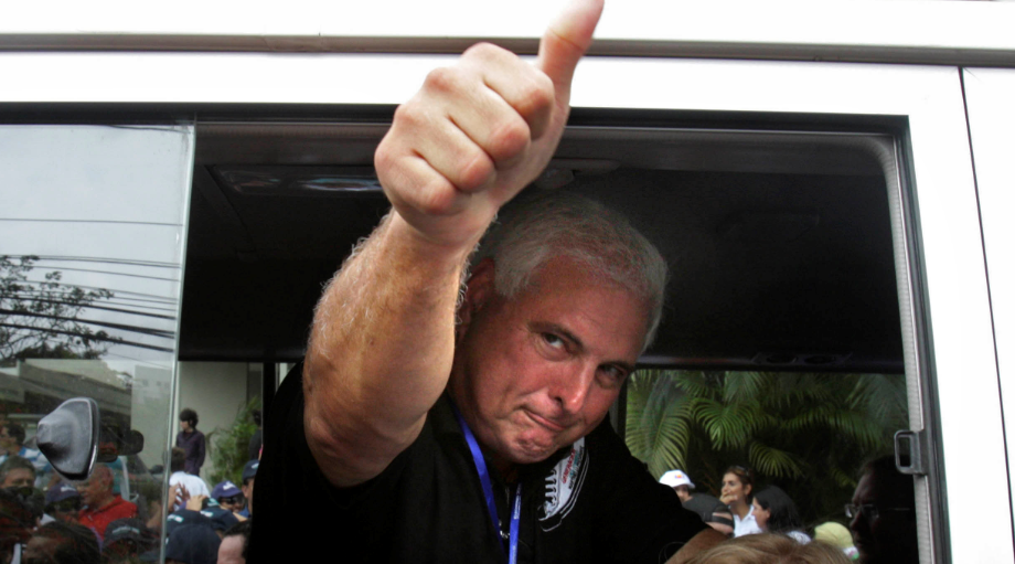 FOTO Ricardo Martinelli, expresidente de Panamá, sale de prisión y cumplirá arresto domiciliario (AP archivo 2009)