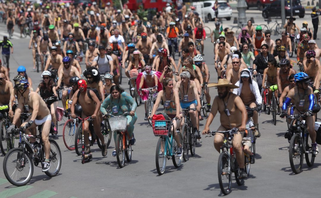 Foto: Cientos de ciclistas participan en la 14 Rodada Nudista de la CDMX, organizada por el colectivo global World Naked Bike Ride (WNBR), junio 8 de 2019 (EFE)
