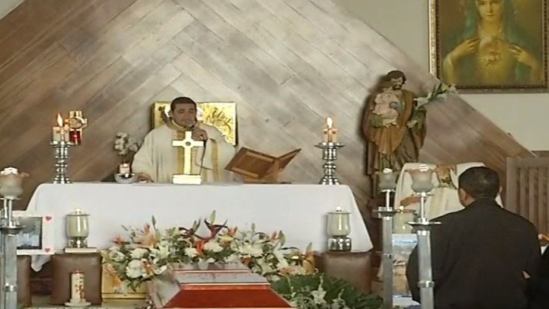 El párroco ofició la misa de despedida con el cuerpo presente de Leonardo. (Foto: @HuellasMx)