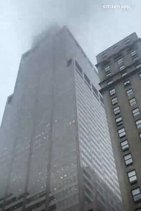 Se estrella helicóptero contra rascacielos en Nueva York, un muerto