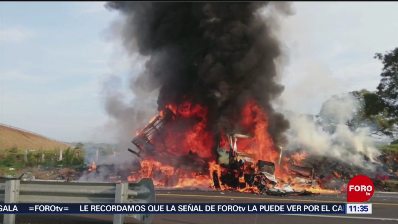 Se incendia vehículo de carga tras accidente en Michoacán