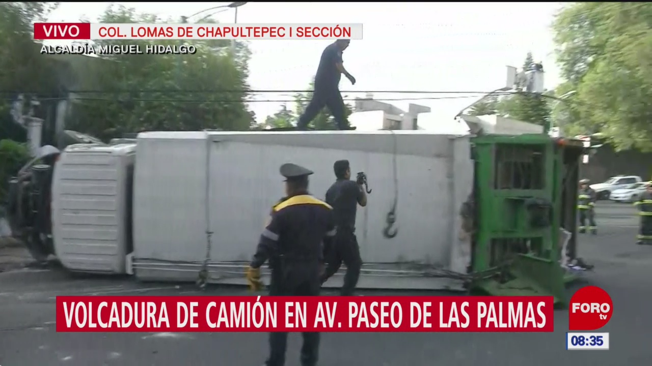 Se vuelca camión con toneladas de basura en la Miguel Hidalgo
