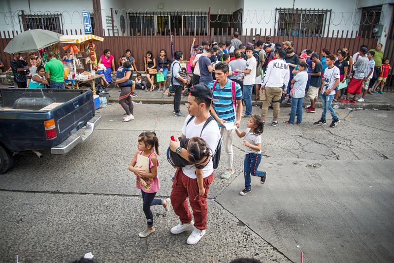Si es necesario, a niños migrantes los hacemos mexicanos: AMLO