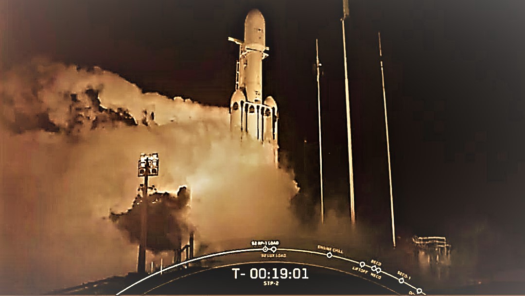 SpaceX lanza al espacio el Falcon Heavy con 24 satélites del Pentágono, la NASA y cenizas de 152 personas