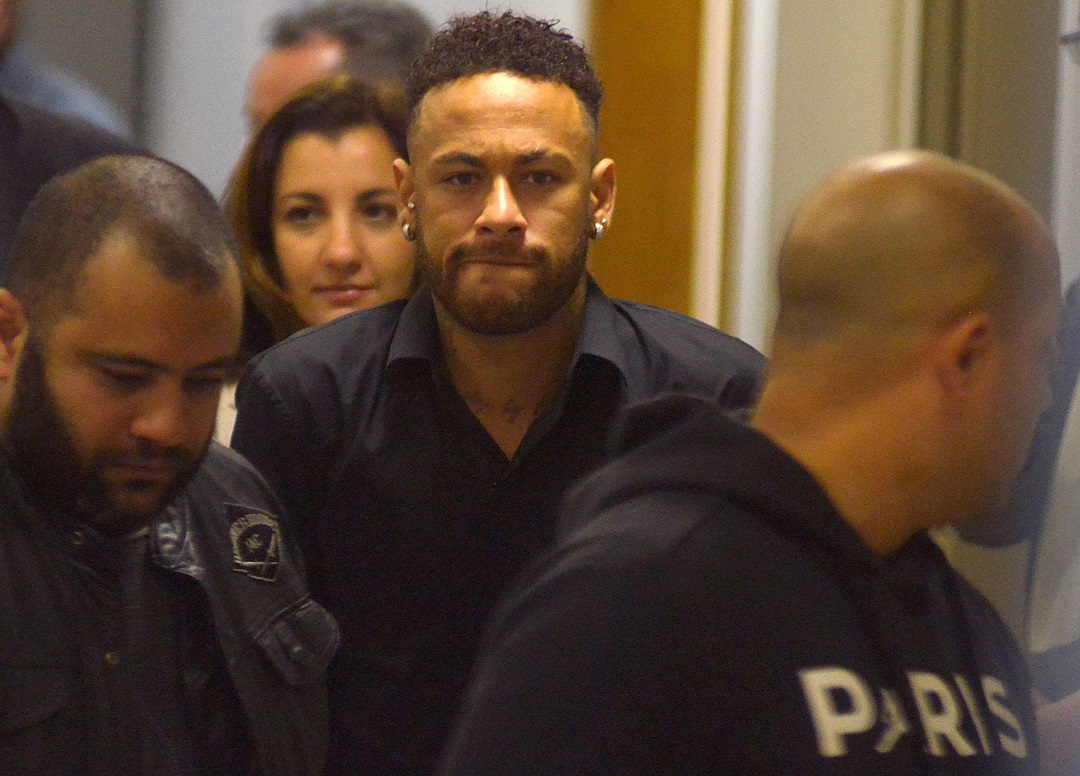 Foto: El futbolista Neymar abandona la estación de policía luego de testificar en Río de Janeiro, Brasil. El 6 de junio de 2019