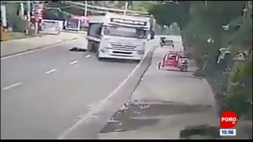 Todo Pasa En China: Casi lo atropella el camión