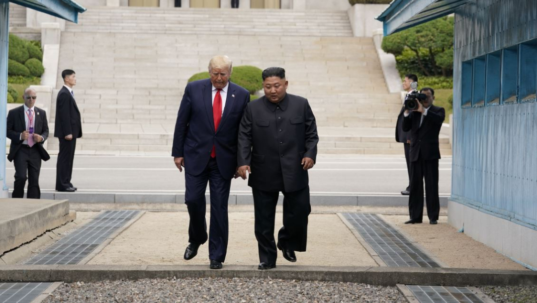 Foto: Tras saludarse con un apretón de manos, Trump y Kim intercambiaron unas breves palabras, el 30 de junio de 2019 (Reuters)