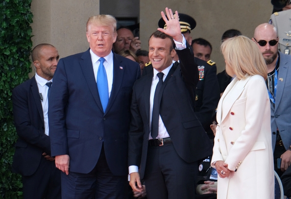 Foto: El presidente de EU, Donald Trump, y de Francia, Emmanuel Macron, rinden homenaje a veteranos que participaron en el desembarco de Normandía, 6 junio 2019