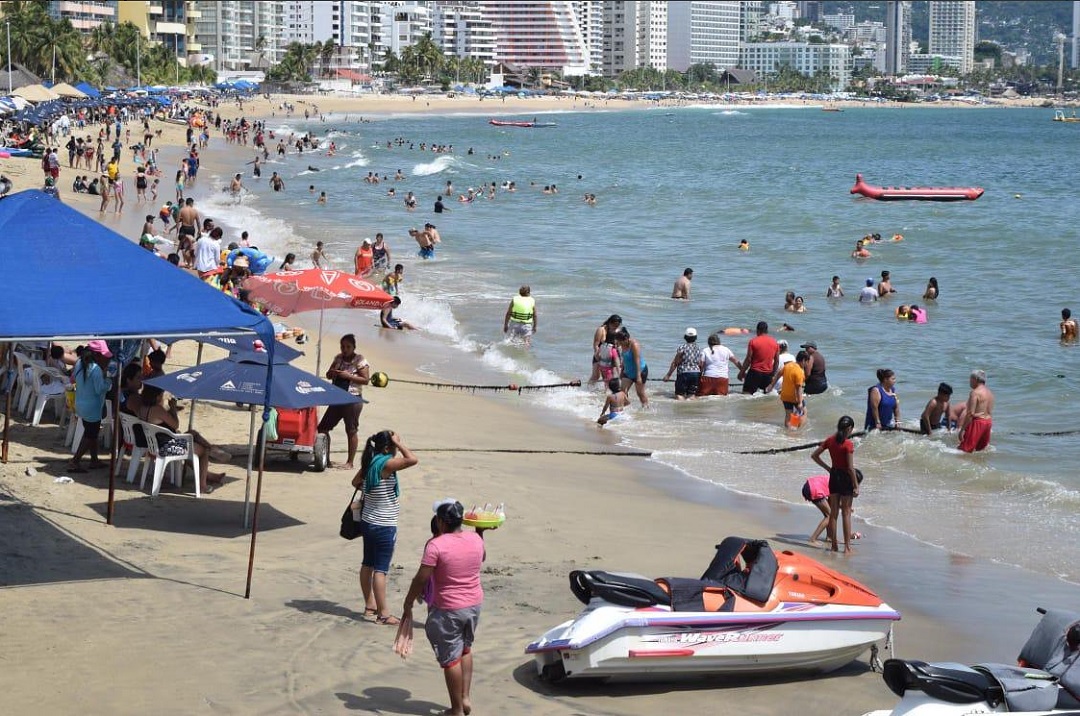 Marina rescata a pareja que cayó al mar desde un acantilado en Acapulco