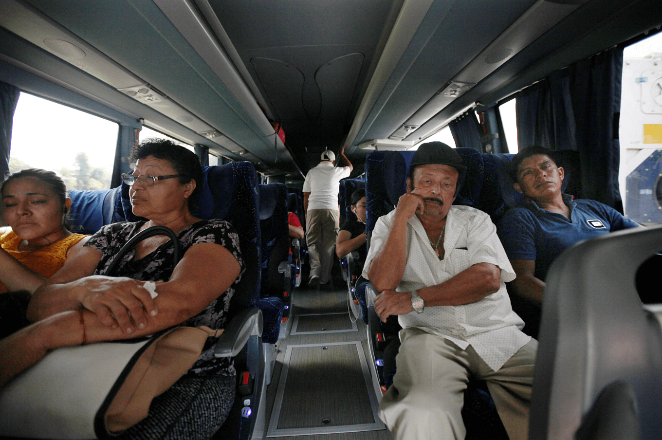 Foto: Un oficial de migración revisa el pasaje de un autobús en Chiapas, 7 de junio de 2019, México