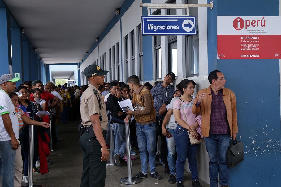 Foto: Venezolanos hacen largas filas este viernes en el Centro Binacional de Atención Fronteriza en Perú, 15 junio 2019