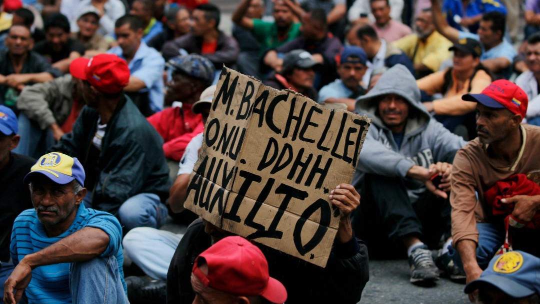 Foto: Extrabajadores petroleros protestan en Venezuela durante visita de Bachelet, 20 de junio de 2019, Caracas