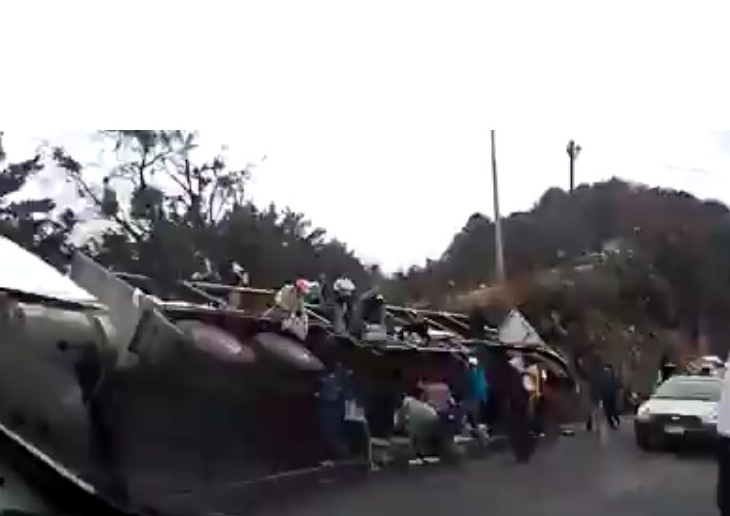 Video: Rapiña de refrescos tras volcadura de tráiler en carretera Naucalpan