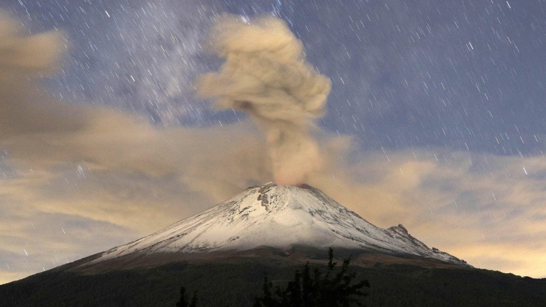 Foto: Vista general de una erupción del volcán Popocatépetl este sábado, junio 29 de 2019 (EFE)