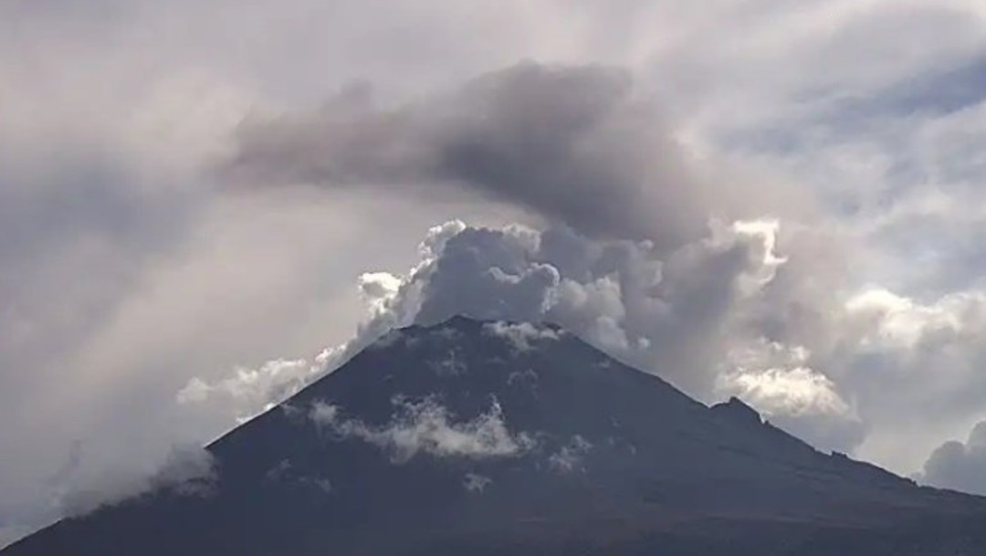 Foto: Emisión de vapor de agua, gases y ligero contenido de ceniza del volcán Popocatépetl, junio 23 de 2019 (Twitter: @PC_Estatal)