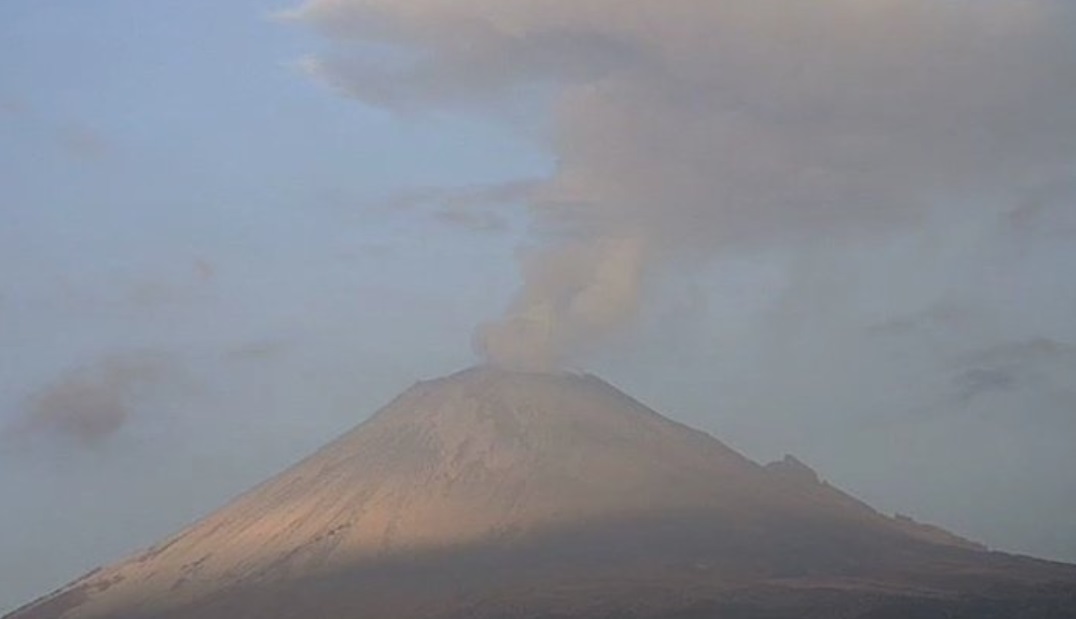 Foto: El volcán Popocatépetl continúa con actividad explosiva; registró un sismo volcanotectónico y 169 exhalaciones en las últimas 24 horas, junio 30 de 2019 (Twitter: @PC_Estatal)