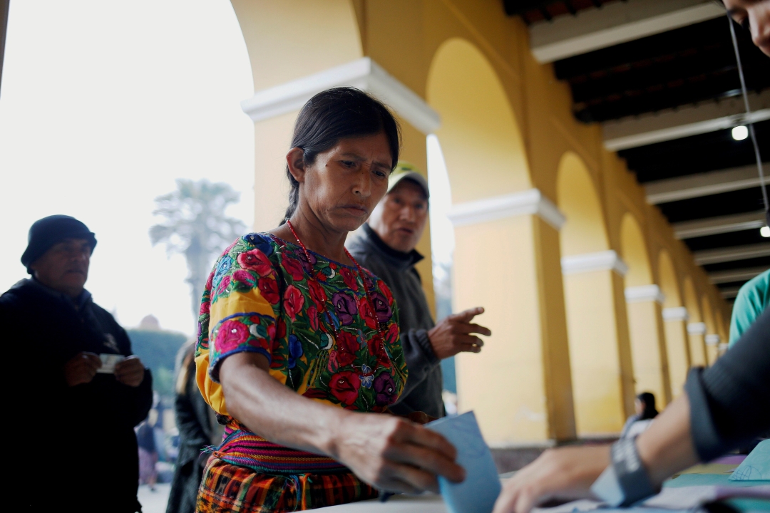 Foto: TUna mujer vota en un centro de votación en el municipio indígena de San Juan Sacatepéquez, Guatemala, 16 junio 2019