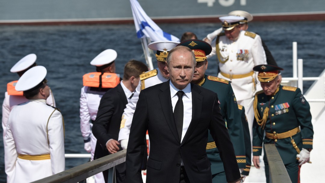 Foto: Putin abordó uno de los barcos que participaban en los actos del Día de la Armada en San Petersburgo, 28 de julio de 2019 (EFE)